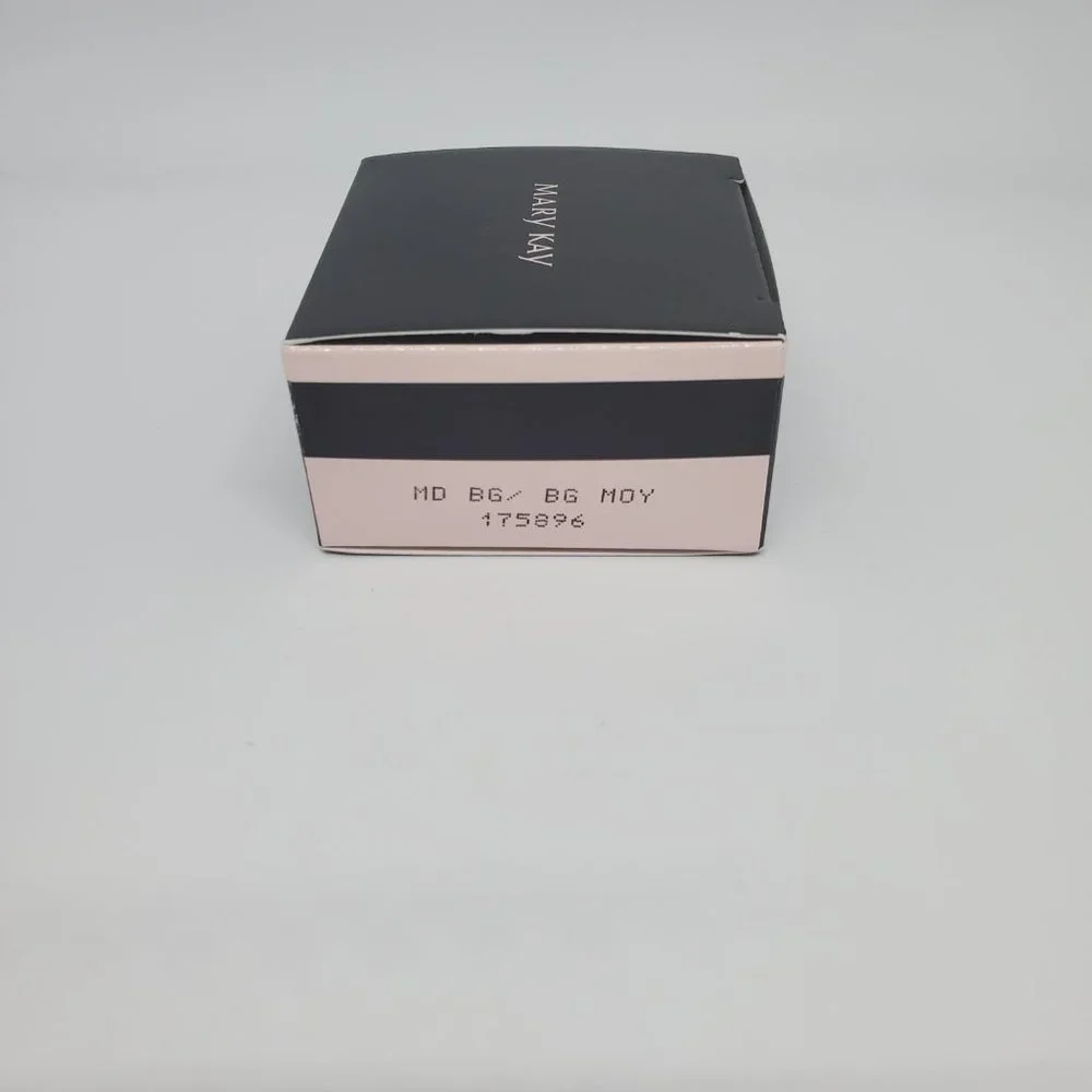 Medium Beige Silky Setting Powder - Mary Kay - NIB